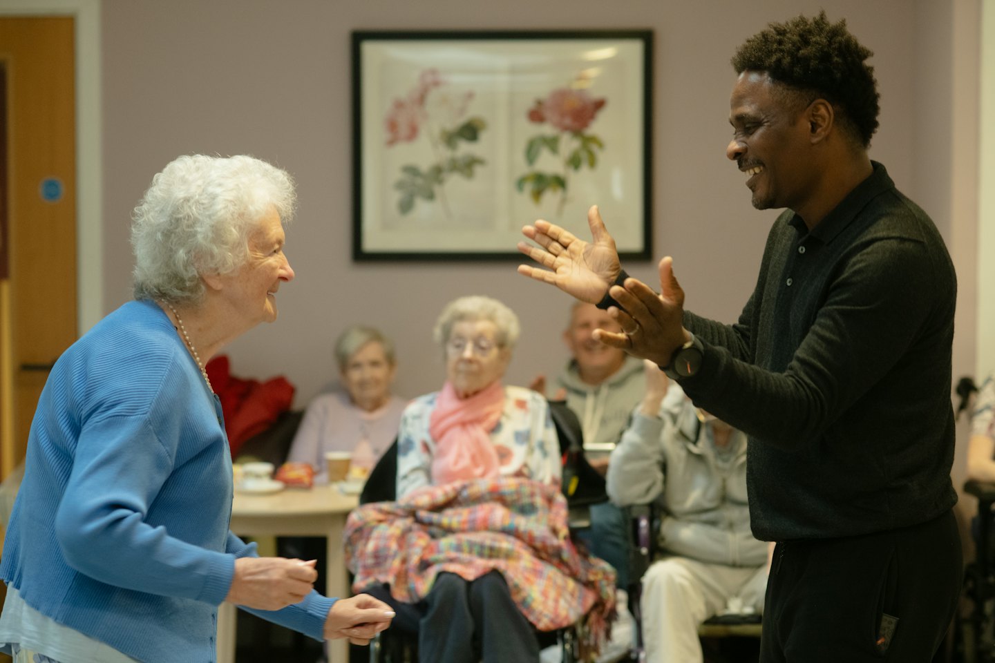 Des aînés interagissent joyeusement dans un centre communautaire.